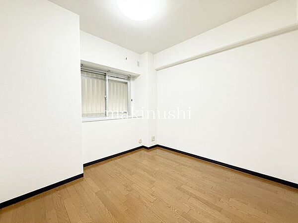 洋室です。フローリングのお部屋となってますのでお掃除やお片付けも楽ちんです。ベッドを置いて机をおいてテレビをおいてもすっきりとしたお部屋に仕上がりそうですね。お好みのレイアウトで毎日をお楽しみ下さい♪