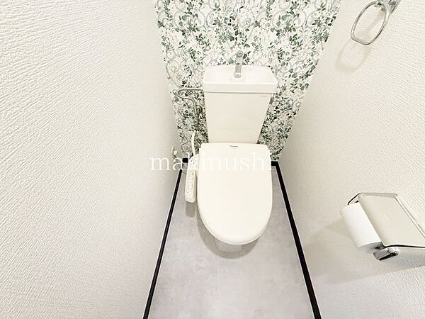 窓付きの明るいトイレ空間です。トイレは快適な温水洗浄便座付きとなっております。こんな綺麗にお手入れされたトイレは本当に嬉しいです。