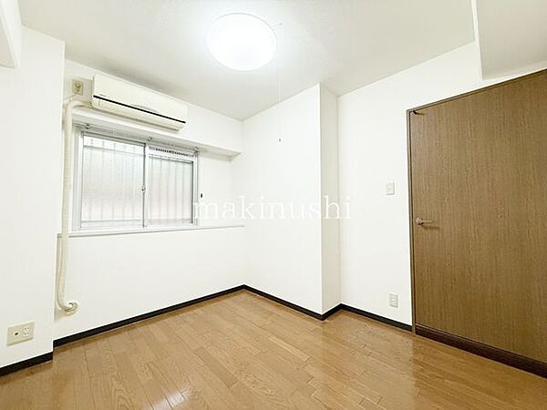 洋室です。フローリングのお部屋となってますのでお掃除やお片付けも楽ちんです。ベッドを置いて机をおいてテレビをおいてもすっきりとしたお部屋に仕上がりそうですね。お好みのレイアウトで毎日をお楽しみ下さい♪