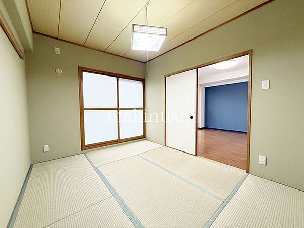 情緒漂う和室。しっとりと落ち着いた雰囲気の和室で気持ちよく寝転がるのも良いものですね。日本に住んでて良かったときっと思えるはずです。