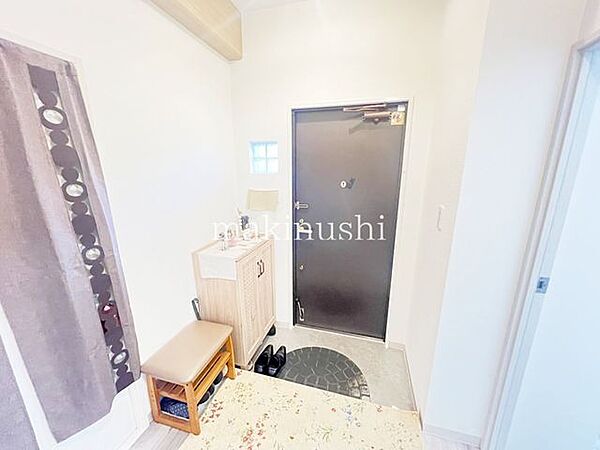コンパクトなシューズＢＯＸ付きの玄関です。マンションの玄関って結構狭い事が多いのですが、これだけの空間があれば落ち着きますね。
