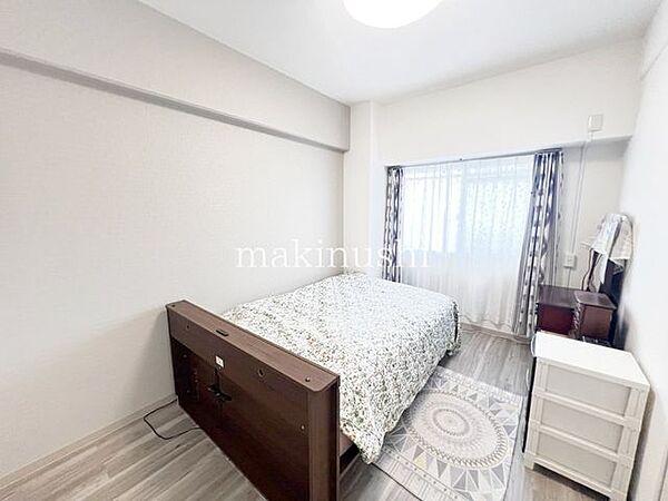 洋室です。フローリングのお部屋となってますのでお掃除やお片付けも楽ちんです。ベッドを置いて机をおいてテレビをおいてもすっきりとしたお部屋に仕上がりそうですね。お好みのレイアウトで毎日をお楽しみ下さい♪