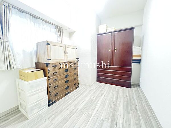洋室です。フローリングのお部屋となってますのでお掃除やお片付けも楽ちんです。ベッドを置いて机をおいてテレビをおいてもすっきりとしたお部屋に仕上がりそうですね。お好みのレイアウトで毎日をお楽しみ下さい♪