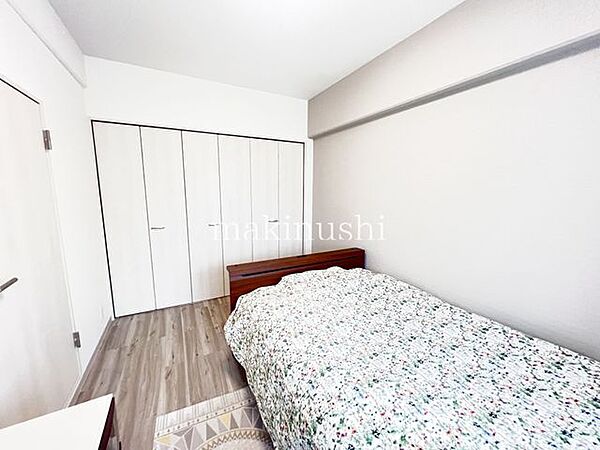 洋室です。フローリングのお部屋となってますのでお掃除やお片付けも楽ちんです。ベッドを置いて机をおいてテレビをおいてもすっきりとしたお部屋に仕上がりそうですね。お好みのレイアウトで毎日をお楽しみ下さい♪