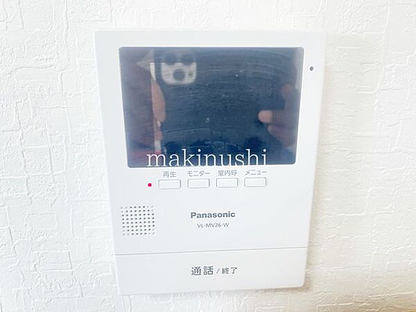 来客時に便利なＴＶモニター付インターホン。これ一つで嫌な訪問販売の勧誘や不審者をシャットアウト出来ます。女性には特に嬉しい設備です。