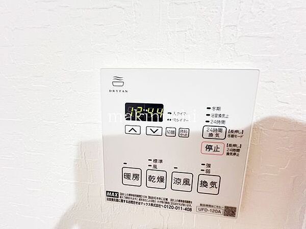浴室乾燥暖房機です。冬場の温度差で起こるヒートショックの心配もこれがあれば安心ですね。また、雨の日のお洗濯もこれ一つで解決です！