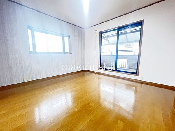 洋室です。フローリングのお部屋となってますのでお掃除やお片付けも楽ちんです。ベッドを置いて机をおいてテレビをおいてもすっきりとしたお部屋に仕上がりそうですね。お好みのレイアウトで毎日をお楽しみ下さい♪