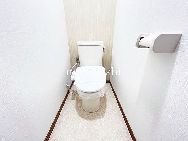 何だか落ち着けるトイレ空間です。トイレは快適な温水洗浄便座付きとなっております。こんな綺麗にお手入れされたトイレは本当に嬉しいです。