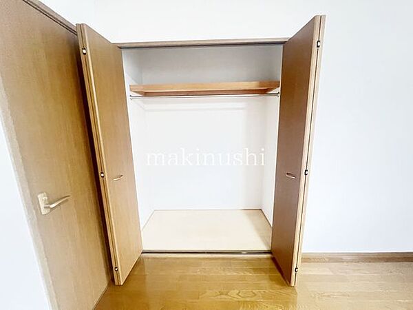 大きな収納スペースです。これだけの広さがあれば、かなりの量のお荷物を収納出来ますね。建具は折れ戸でモダンな空間を演出してくれます。