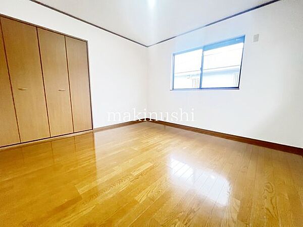洋室です。フローリングのお部屋となってますのでお掃除やお片付けも楽ちんです。ベッドを置いて机をおいてテレビをおいてもすっきりとしたお部屋に仕上がりそうですね。お好みのレイアウトで毎日をお楽しみ下さい♪