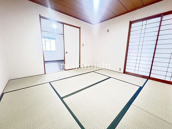 情緒漂う和室。しっとりと落ち着いた雰囲気の和室で気持ちよく寝転がるのも良いものですね。日本に住んでて良かったときっと思えるはずです。