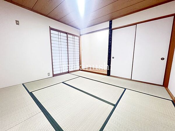 情緒漂う和室。しっとりと落ち着いた雰囲気の和室で気持ちよく寝転がるのも良いものですね。日本に住んでて良かったときっと思えるはずです。