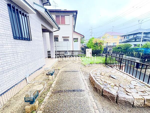 お庭スペースです。ご自分の趣味に合わせて家庭菜園を楽しめます。芝生にしたりするのも良いかもしれませんね。テーブルセットを置いてティータイムで満喫も出来ます。