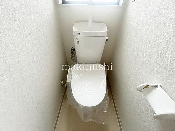 トイレは1、2階にございますので、朝の混雑時でも安心してご使用することが出来ます。便座は温水洗浄付き便座となってますので毎日清潔に快適にお使いいただけます。とっても落ち着けるトイレ空間となっています。