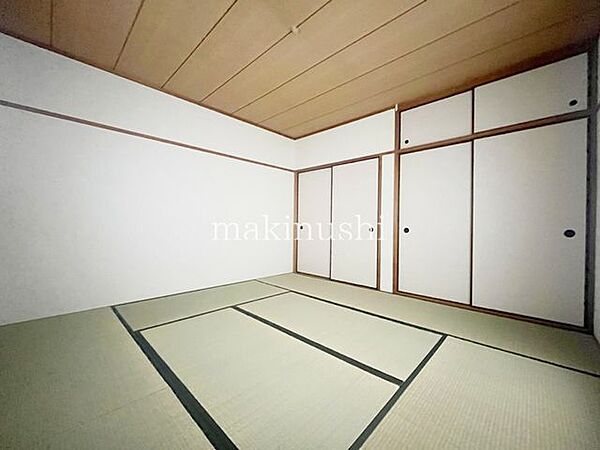 情緒漂う和室。しっとりと落ち着いた雰囲気の和室で気持ちよく寝転がるのも良いものですね。日本に住んでて良かったときっと思えるはずです。