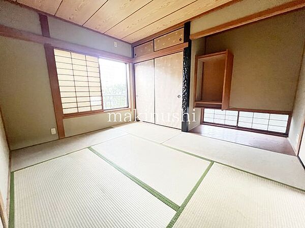 情緒漂う和室。しっとりと落ち着いた雰囲気の和室で気持ちよく寝転がるのも良いものですね。日本に住んでて良かったときっと思えるはずです。