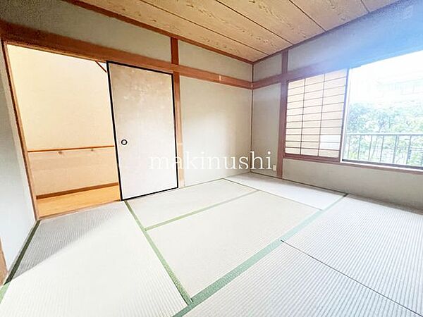 情緒漂う和室。しっとりと落ち着いた雰囲気の和室で気持ちよく寝転がるのも良いものですね。日本に住んでて良かったときっと思えるはずです。