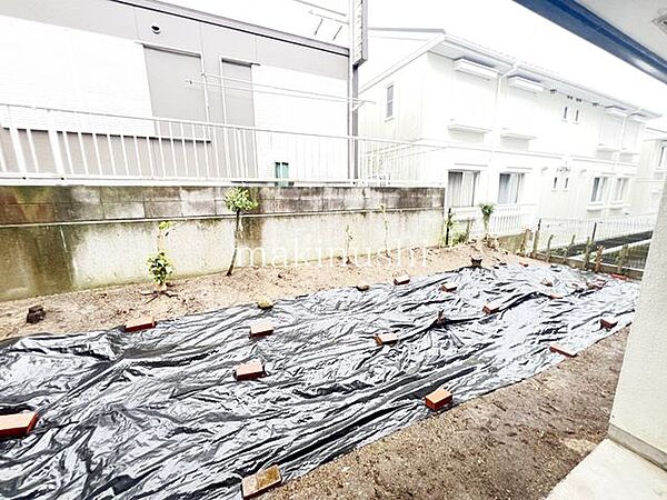 お庭スペースです。ご自分の趣味に合わせて家庭菜園を楽しめます。芝生にしたりするのも良いかもしれませんね。テーブルセットを置いてティータイムで満喫も出来ます。