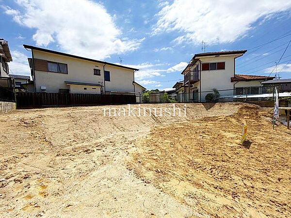 ■建築条件無しの更地です■土地約62.78坪■お好きなハウスメーカー様や工務店様で建築出来ます■前面道路幅員約6.2ｍ。駐車しやすい条件です■いつでもご見学可能となっております。ぜひご見学下さいませ■