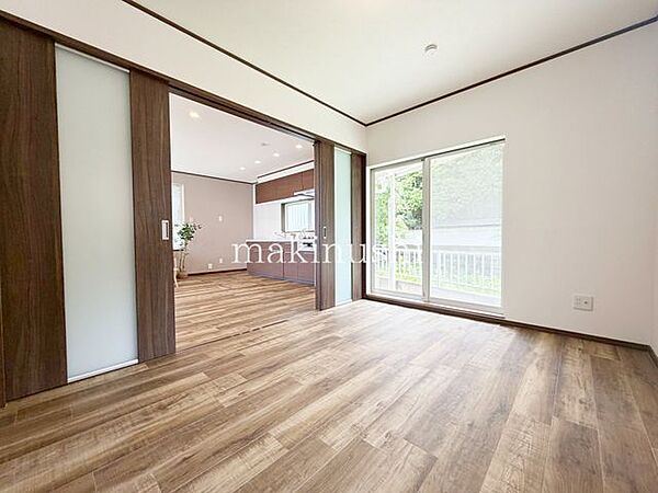 洋室です。フローリングのお部屋となってますのでお掃除やお片付けも楽ちんです。ベッドを置いて机をおいてテレビをおいてもすっきりとしたお部屋に仕上がりそうですね。お好みのレイアウトで毎日をお楽しみ下さい♪