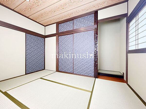 情緒漂う和室。しっとりと落ち着いた雰囲気の和室で気持ちよく寝転がるのも良いものですね。日本に住んでて良かったときっと思えるはずです。