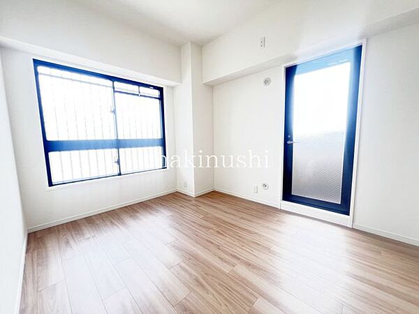 洋室です。フローリングのお部屋となってますのでお掃除やお片付けも楽ちんです。ベッドを置いて机をおいてテレビをおいてもすっきりとしたお部屋に仕上がりそうですね。お好みのレイアウトで毎日をお楽しみ下さい♪