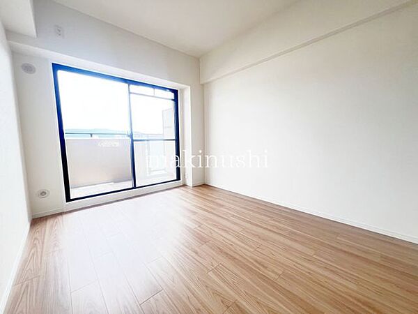 洋室です。フローリングのお部屋となってますのでお掃除やお片付けも楽ちんです。ベッドを置いて机をおいてテレビをおいてもすっきりとしたお部屋に仕上がりそうですね。お好みのレイアウトで毎日をお楽しみ下さい♪