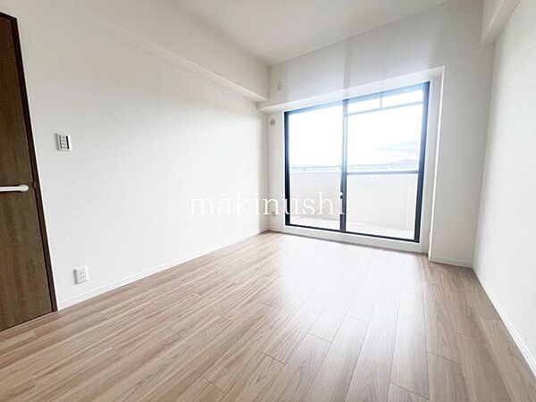 洋室です。フローリングのお部屋となってますのでお掃除やお片付けも楽ちんです。ベッドを置いて机をおいてテレビをおいてもすっきりとしたお部屋に仕上がりそうですね。お好みのレイアウトで毎日をお楽しみ下さい♪