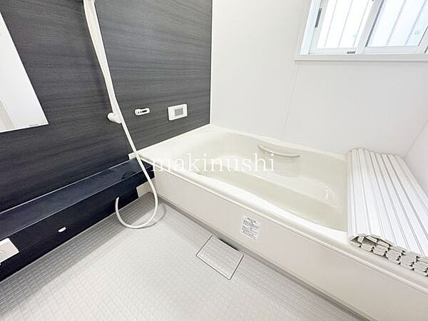 大きな男性でも足を伸ばして入浴する事の出来る大型バスルーム！追い炊き機能も付いてますのでご家族の帰宅時間がバラバラのご家庭でも快適に入浴できますね♪