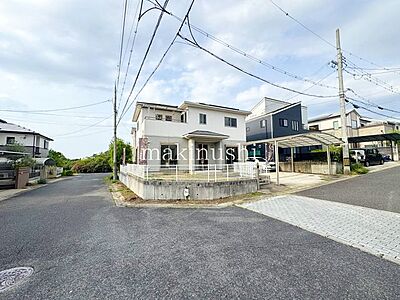 外観:■南西角地■駐車スペース3台■美装工事完了しました■庭付き一戸建てです■バス停まで徒歩2分♪■太陽光発電■家族の様子がわかる対面式キッチン■吹抜けのあるリビング空間■いつでもご見学可能となってます♪■ 外観:■南西角地■駐車スペース3台■美装工事完了しました■庭付き一戸建てです■バス停まで徒歩2分♪■太陽光発電■家族の様子がわかる対面式キッチン■吹抜けのあるリビング空間■いつでもご見学可能となってます♪■