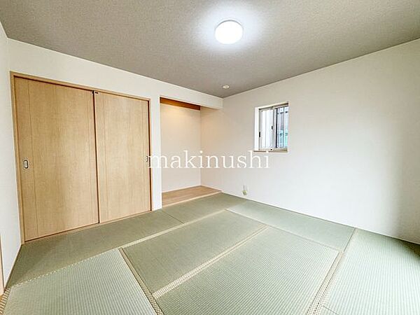 情緒漂う和室。しっとりと落ち着いた雰囲気の和室で気持ちよく寝転がるのも良いものですね。日本に住んでて良かったときっと思えるはずです。