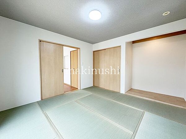 情緒漂う和室。しっとりと落ち着いた雰囲気の和室で気持ちよく寝転がるのも良いものですね。日本に住んでて良かったときっと思えるはずです。