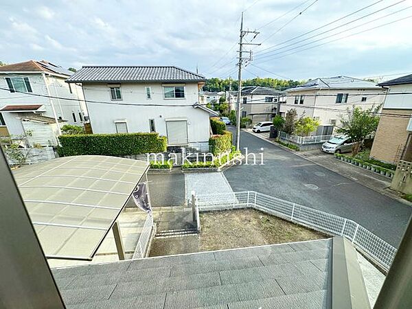 の眺望です。本当に眺めがよく、ずっと見ていられます。山、緑の自然と都市機能が調和した和泉市は空気が美味しいと有名です。