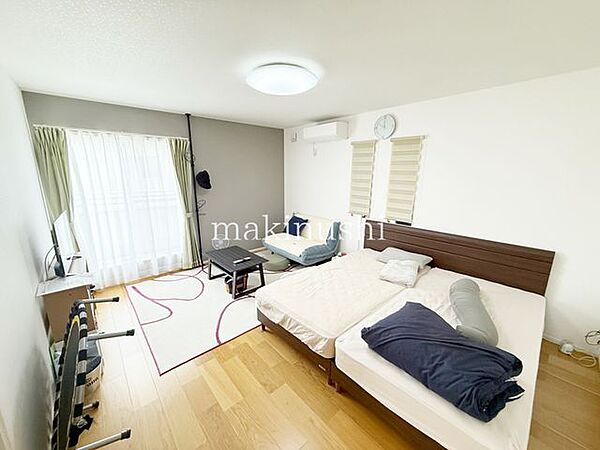 洋室です。フローリングのお部屋となってますのでお掃除やお片付けも楽ちんです。ベッドを置いて机をおいてテレビをおいてもすっきりとしたお部屋に仕上がりそうですね。お好みのレイアウトで毎日をお楽しみ下さい♪