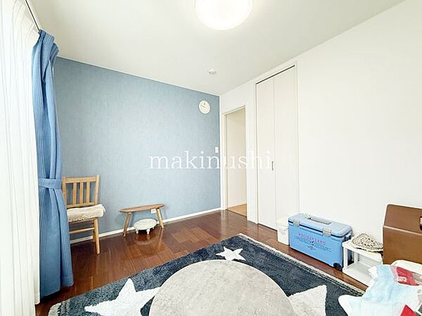 洋室です。フローリングのお部屋となってますのでお掃除やお片付けも楽ちんです。ベッドを置いて机をおいてテレビをおいてもすっきりとしたお部屋に仕上がりそうですね。お好みのレイアウトで毎日をお楽しみ下さい♪
