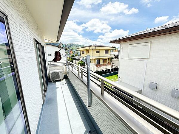 バルコニーです。洗濯物もここに干せばすぐに乾きそうです♪結構な広さがございますので、洗濯物もたっぷり干すことが出来ますね♪風通しの良いバルコニーとなっております。エアコンの室外機を置くのも良いですね。