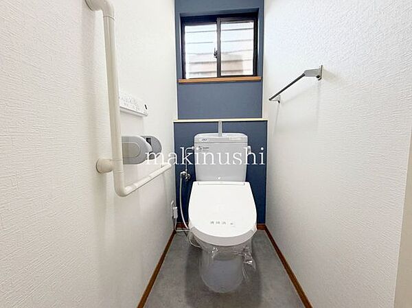 何だか落ち着けるトイレ空間です。トイレは快適な温水洗浄便座付きとなっております。こんな綺麗にお手入れされたトイレは本当に嬉しいです。
