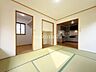 和室：情緒漂う和室。しっとりと落ち着いた雰囲気の和室で気持ちよく寝転がるのも良いものですね。日本に住んでて良かったときっと思えるはずです。