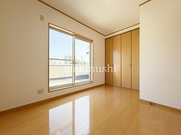 洋室です。フローリングのお部屋となってますのでお掃除やお片付けも楽ちんです。ベッドを置いて机をおいてテレビをおいてもすっきりとしたお部屋に仕上がりそうですね。お好みのレイアウトで毎日をお楽しみ下さい♪