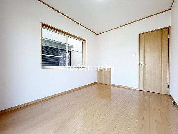 洋室です。フローリングのお部屋となってますのでお掃除やお片付けも楽ちんです。ベッドを置いて机をおいてテレビをおいてもすっきりとしたお部屋に仕上がりそうですね。お好みのレイアウトで毎日をお楽しみ下さい♪