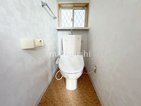何だか落ち着けるトイレ空間です。トイレは快適な温水洗浄便座付きとなっております。こんな綺麗にお手入れされたトイレは本当に嬉しいです。