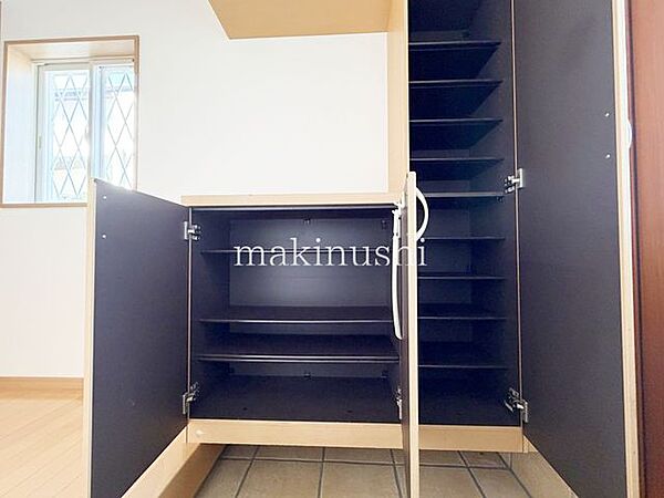 大型シューズＢＯＸ付きの玄関です。これだけの収納力があれば、ご家族4人でも十分にご利用いただけますね。私の家族ならもてあましそうなくらい大きなサイズです。広々とした明るい玄関って本当にいいものですね。