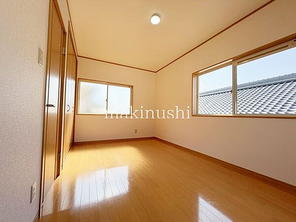 洋室です。フローリングのお部屋となってますのでお掃除やお片付けも楽ちんです。ベッドを置いて机をおいてテレビをおいてもすっきりとしたお部屋に仕上がりそうですね。お好みのレイアウトで毎日をお楽しみ下さい♪