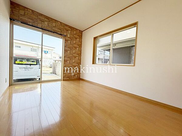 洋室です。フローリングのお部屋となってますのでお掃除やお片付けも楽ちんです。ベッドを置いて机をおいてテレビをおいてもすっきりとしたお部屋に仕上がりそうですね。お好みのレイアウトで毎日をお楽しみ下さい♪