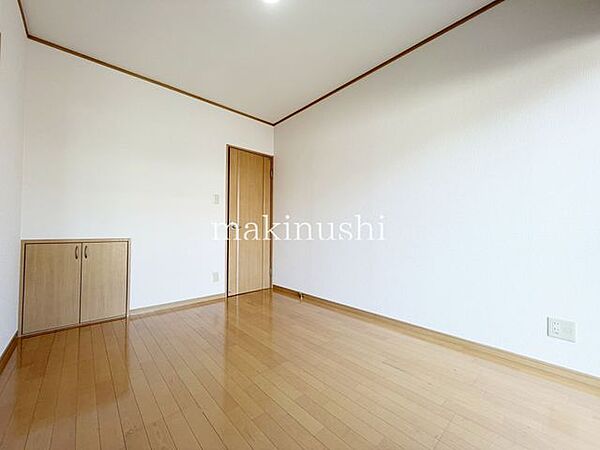 洋室です。フローリングのお部屋となってますのでお掃除やお片付けも楽ちんです。ベッドを置いて机をおいてテレビをおいてもすっきりとしたお部屋に仕上がりそうですね。お好みのレイアウトで毎日をお楽しみ下さい♪
