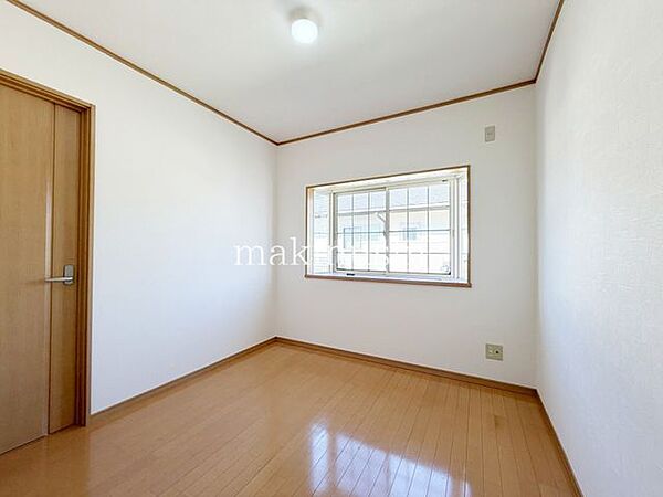 洋室です。フローリングのお部屋となってますのでお掃除やお片付けも楽ちんです。ベッドを置いて机をおいてテレビをおいてもすっきりとしたお部屋に仕上がりそうですね。お好みのレイアウトで毎日をお楽しみ下さい♪