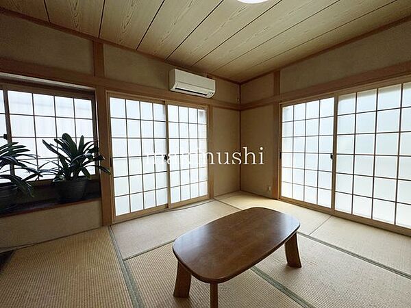 情緒漂う和室。しっとりと落ち着いた雰囲気の和室で気持ちよく寝転がるのも良いものですね。日本に住んでて良かったときっと思えるはずです。