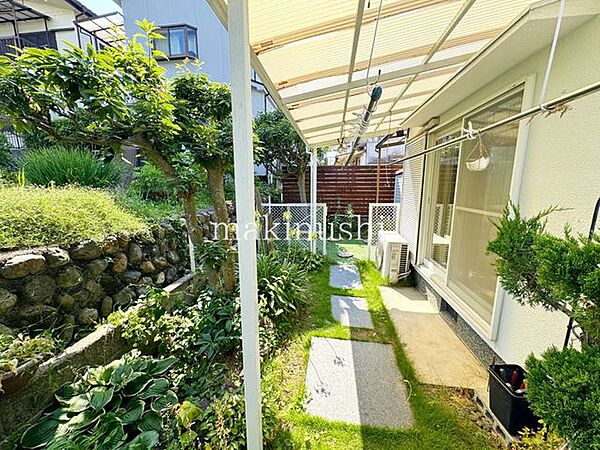 お庭スペースがございます。家庭菜園やお花を少しやりたいという方に嬉しいスペースです。ちょっとしたお洗濯ものを干すのも良いですね。