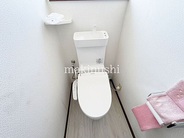 トイレは1、2階にございますので、朝の混雑時でも安心してご使用することが出来ます。便座は温水洗浄付き便座となってますので毎日清潔に快適にお使いいただけます。とっても落ち着けるトイレ空間となっています。