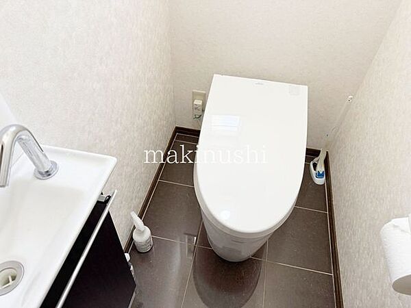 トイレは1、2階にございますので、朝の混雑時でも安心してご使用することが出来ます。便座は温水洗浄付き便座となってますので毎日清潔に快適にお使いいただけます。とっても落ち着けるトイレ空間となっています。